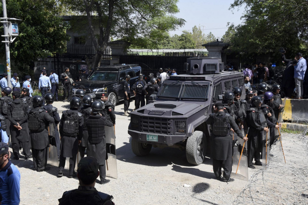 Pakistanskí policajti stoja pred súdom, kde zadržali bývalého pakistanského premiéra Imrana Chána. FOTO: TASR/AP