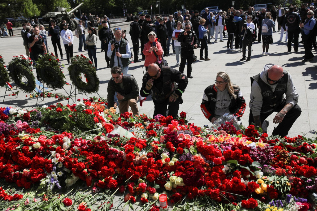 Členovia motorkárskych klubov kladú kvety pri príležitosti Dňa víťazstva a 78. výročia ukončenia druhej svetovej vojny v Európe. FOTO: Reuters