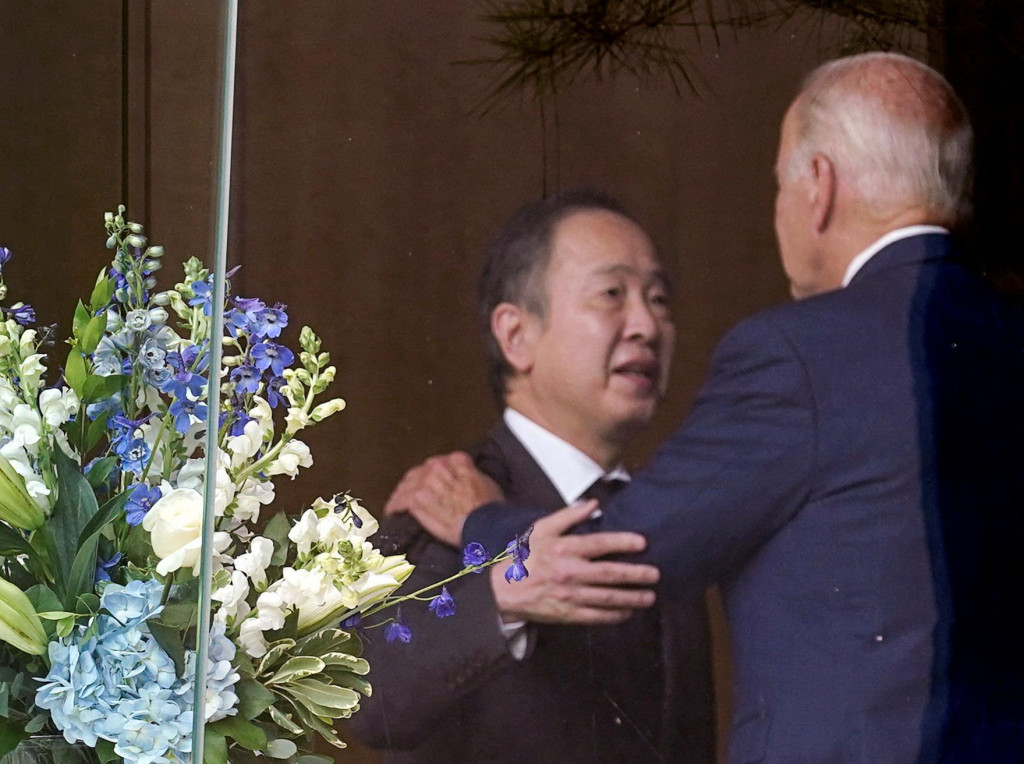 Prezident USA Joe Biden a japonský veľvyslanec v USA Tomita Koji. FOTO: Reuters