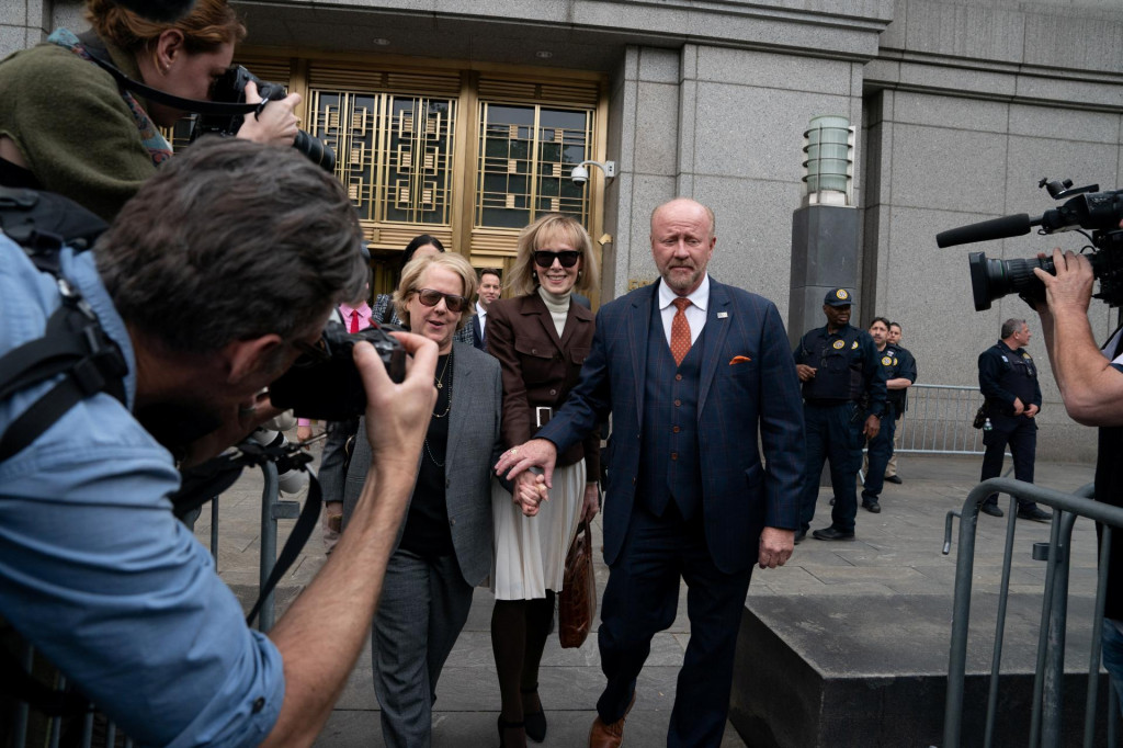 Jean Carroll opustila Manhattanský federálny súd po verdikte v prípade znásilnenia spáchaného údajne bývalým prezidentom USA Donaldom Trumpom. FOTO: Reuters