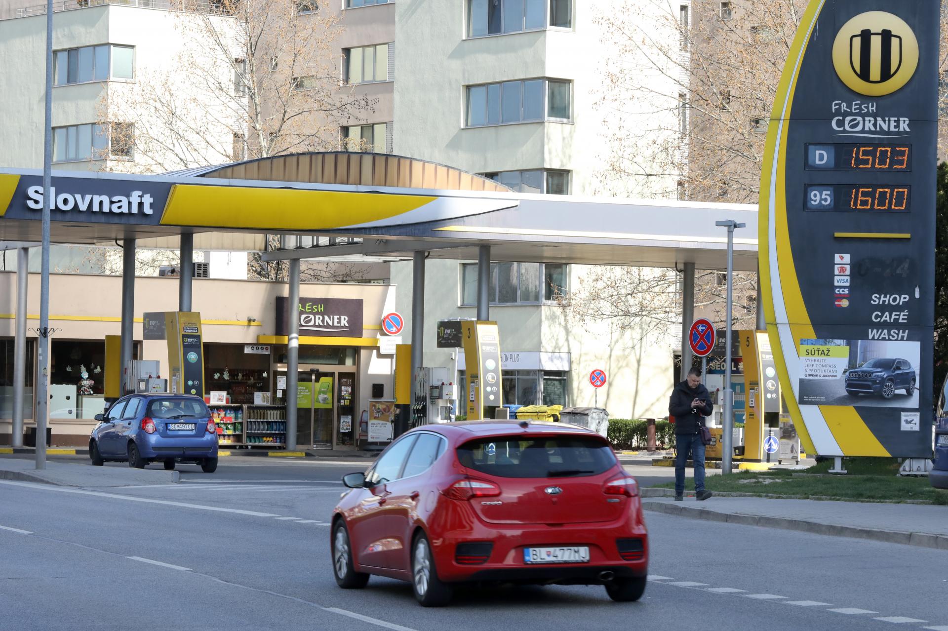 Ziskový biznis s palivami na Slovensku: Naftu vystriedal benzín. Efekt posilňujú toky lacnej ropy z Ruska
