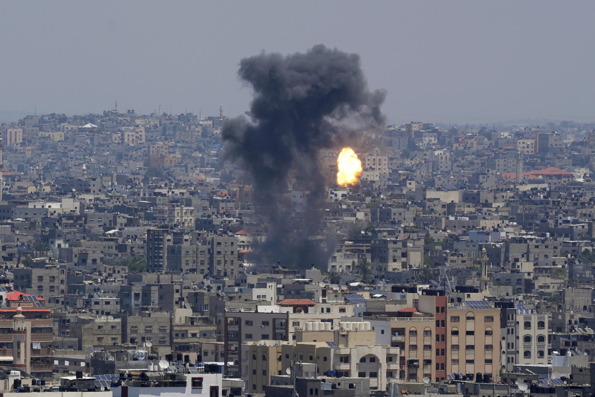 Palestínski militanti raketami útočili na Izrael, letecké útoky židovského štátu majú 21 obetí