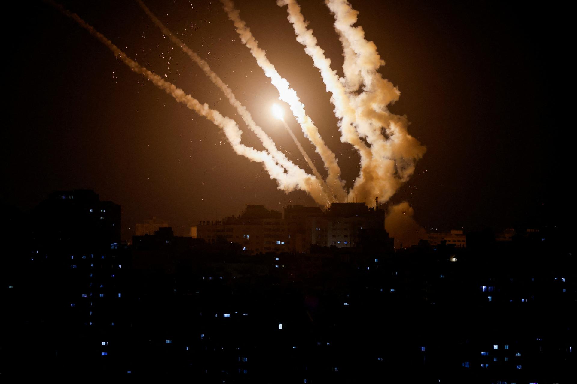 Izraelské útoky v Pásme Gazy zabili 20 ľudí, radikáli z neho vypálili 270 rakiet