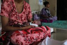 Matka drží svoje novonarodené dieťa na oddelení v pôrodnici v Bombaji v Indii. FOTO: Reuters
