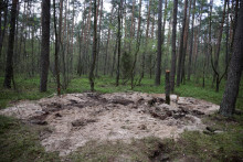 Pohľad na miesto, kde sa 27. apríla našli trosky leteckej strely v severopoľskom lese, neďaleko mesta Bydgoszcz. FOTO: Reuters
