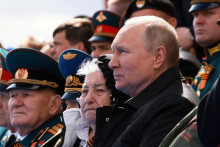 Ruský prezident Vladimir Putin sleduje vojenskú prehliadku na Deň víťazstva. FOTO: Reuters