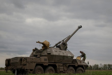 Ukrajinskí príslušníci 110. samostatnej mechanizovanej brigády Ozbrojených síl Ukrajiny pripravujú streľbu zo samohybnej húfnice „Dana“ neďaleko mesta Avdiivka v Doneckej oblasti. FOTO: Reuters
