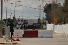 Členovia bezpečnostných síl po útoku na Djerbe v Tunisku 10. mája 2023 stoja pri vchode do synagógy Ghriba. FOTO: Reuters

