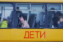 Deti evakuované z vtedy Ruskom kontrolovaného mesta Cherson, čakajú v autobuse smerujúcom na Krym, v meste Oleshky, Chersonská oblasť, Ukrajina 2022. FOTO: Reuters