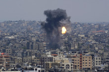 Dym a oheň stúpajú po útoku po leteckom útoku izraelskej armády v meste Gaza. FOTO: TASR/AP