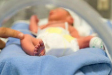 V Spojenom kráľovstve sa po prvýkrát narodilo dieťa pomocou DNA troch ľudí.