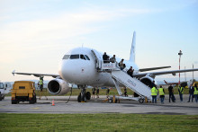 Prví návštevníci Piešťan vystupujú z Airbusu A320 počas príletu prvého lietadla na linke Tel Aviv - Piešťany. FOTO: TASR/Lukáš Grinaj