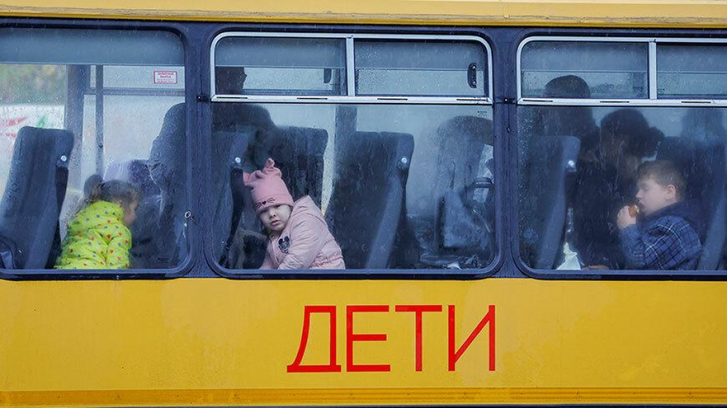 Deti evakuované z vtedy Ruskom kontrolovaného mesta Cherson, čakajú v autobuse smerujúcom na Krym, v meste Oleshky, Chersonská oblasť, Ukrajina 2022. FOTO: Reuters