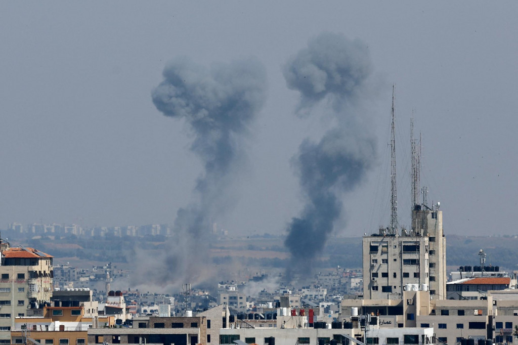 Po izraelských útokoch v Gaze 10. mája 2023 stúpa dym. FOTO: Reuters