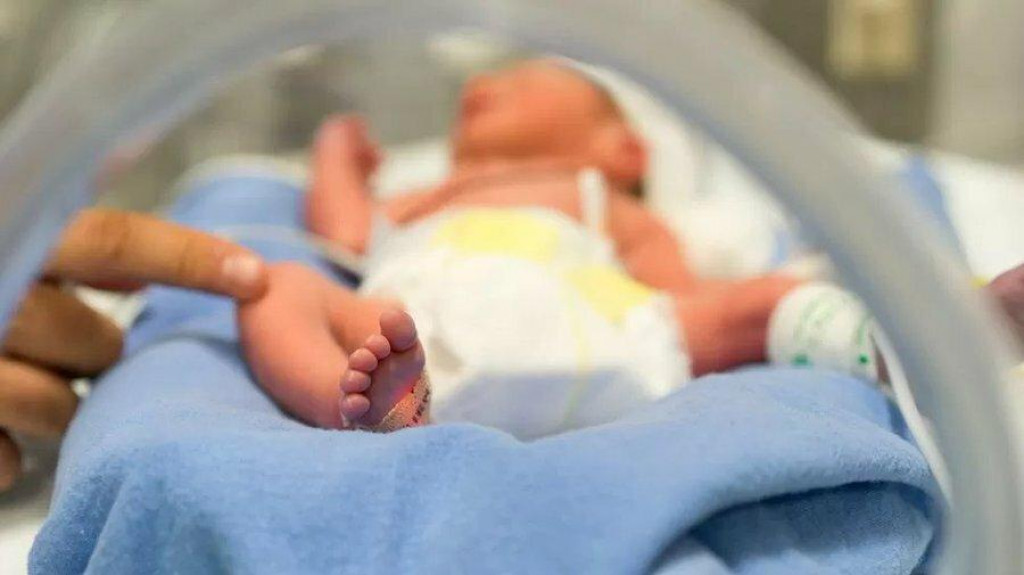 V Spojenom kráľovstve sa po prvýkrát narodilo dieťa pomocou DNA troch ľudí.