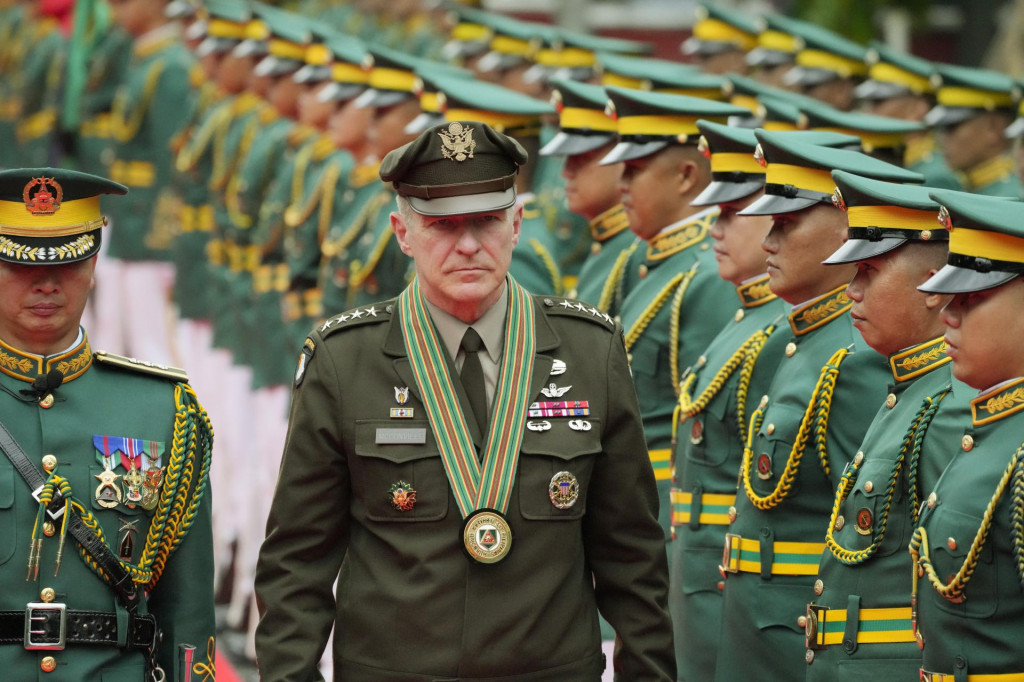 Náčelník generálneho štábu americkej armády James McConville počas prehliadky čestnej stráže v meste Taguig na Filipínach. FOTO: TASR/AP