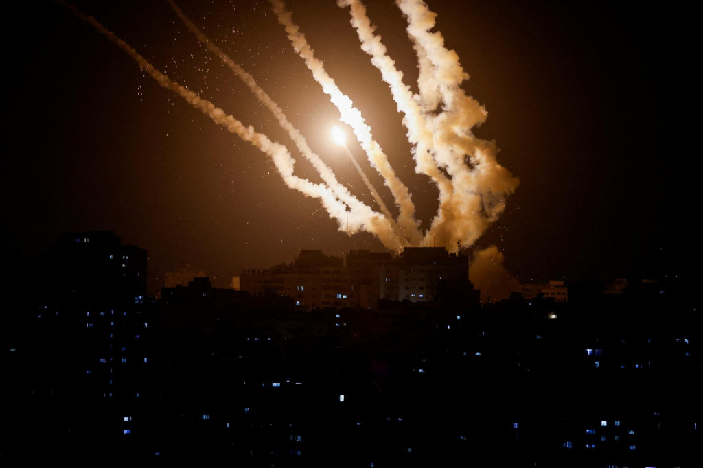 Rakety sú odpaľované z Gazy na Izrael. FOTO: Reuters