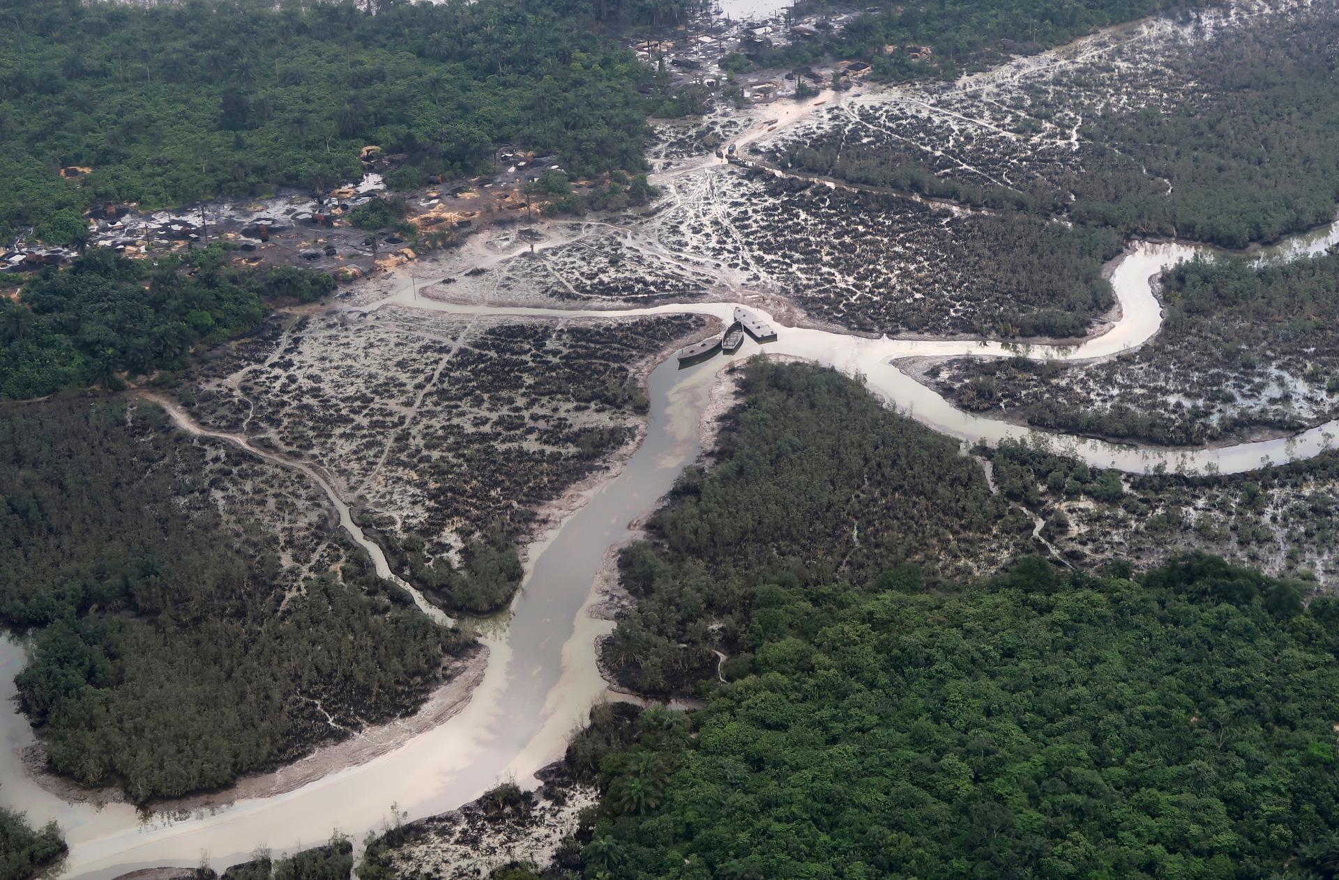 V Ekvádore došlo k úniku ropy do rieky v amazonskej džungli. Môže to byť dôsledok sabotáže