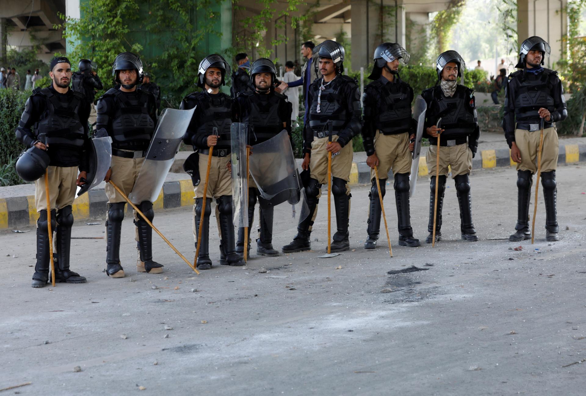 V Pakistane zatkli lídrov strany expremiéra Imrana Chána, krajinu zasiahli násilné protesty