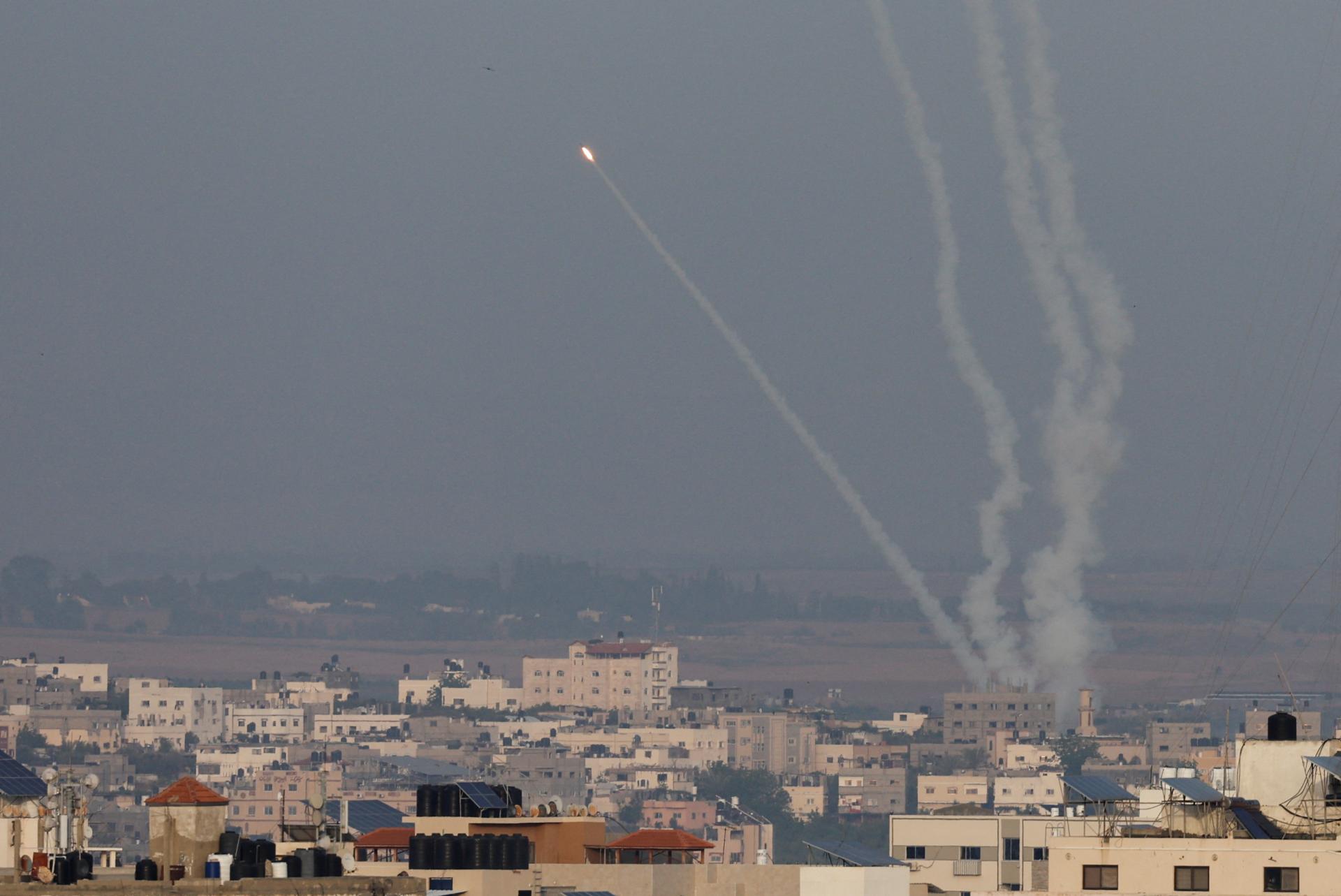 Palestínska raketa zasiahla dom pri Tel Avive, jeden človek zomrel