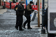 Muži zákona vyšetrujú miesto po útoku v nemeckom Ratingene. FOTO: Reuters/Achim Blazy