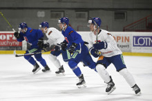 Hokejisti trénujú počas zrazu slovenskej hokejovej reprezentácie v Trenčíne. FOTO: TASR/Radovan Stoklasa