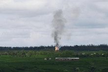 Dym st&uacute;pa k oblohe počas bojov medzi ukrajinskou a ruskou arm&aacute;dou neďaleko mesta Bachmut v Doneckej oblasti na v&yacute;chode Ukrajiny. FOTO: TASR/AP
