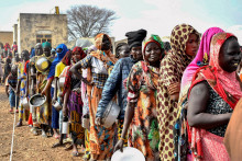 Ženy, ktoré utiekli z vojnou zničeného Sudánu po vypuknutí bojov medzi sudánskou armádou a polovojenskými jednotkami rýchlej podpory, sa tlačia v rade, aby dostali prídely jedla. FOTO: Reuters