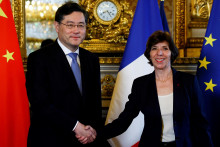 Francúzska ministerka zahraničia Catherine Colonnaová so svojím čínskym náprotivkom Čchin Kangom pri stretnutí na Quai d‘Orsay v Paríži. FOTO: Reuters