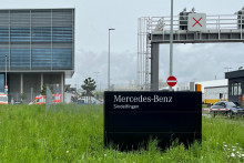 Sanitky sú zaparkované pred závodom Mercedes po zadržaní podozrivého po streľbe v závode Mercedes-Benz v Sindelfingene neďaleko Stuttgartu v Nemecku. FOTO: Reuters