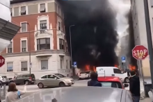 Požiar v ulici v Miláne. FOTO: Reprofoto/YouTube/Il Fatto Quotidiano