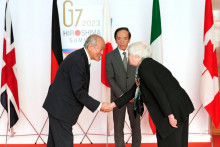 Japonský minister financií Shunichi Suzuki a ministerka financií USA Janet Yellen pri jej príchode na uvítaciu recepciu na stretnutí ministrov financií a guvernérov centrálnych bánk G7 v Niigate v Japonsku. FOTO: Reuters
