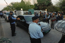 Policajti navádzajú vozidlo s bývalým pakistanským premiérom Imránom Chánom, keď vychádza z budovy Najvyššieho súdu v Islamabade. FOTO: Reuters