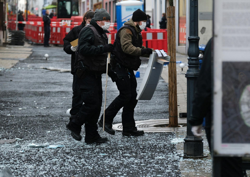 Muži zákona vyšetrujú miesto po útoku v nemeckom Ratingene. FOTO: Reuters/Achim Blazy