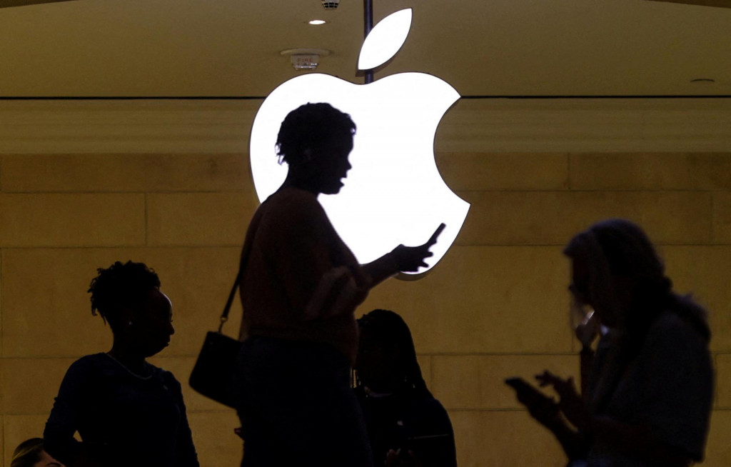Logo spoločnosti Apple v predajni Apple na Grand Central Terminal v New York City. FOTO: Reuters