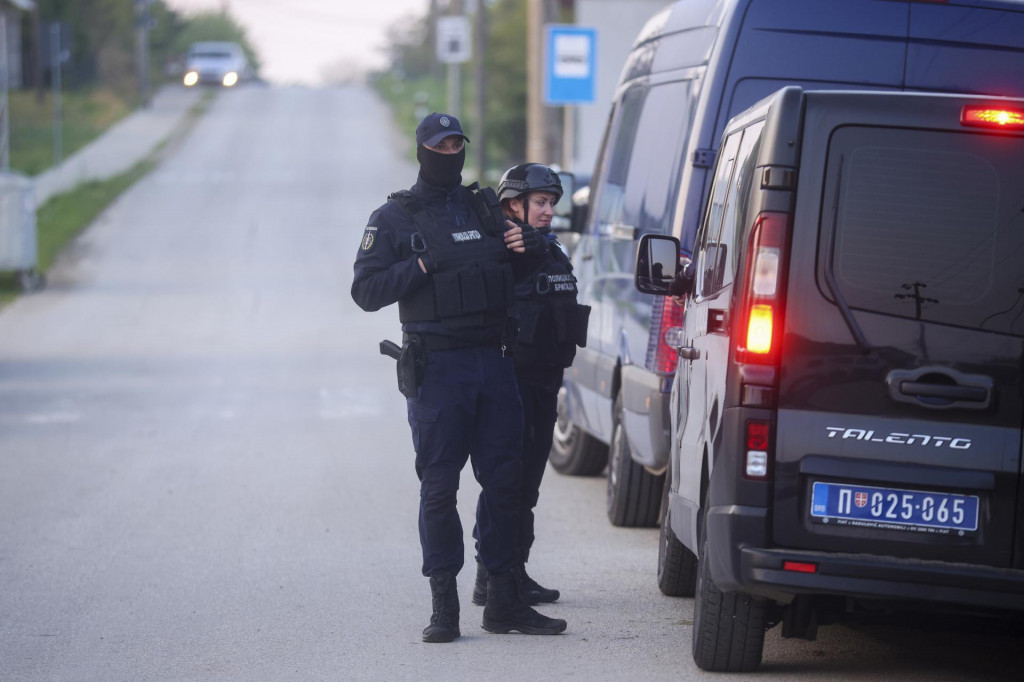 Policajti hliadkujú na ceste v srbskej dedine Dubona, 50 kilometrov južne od Belehradu. FOTO: TASR/AP

