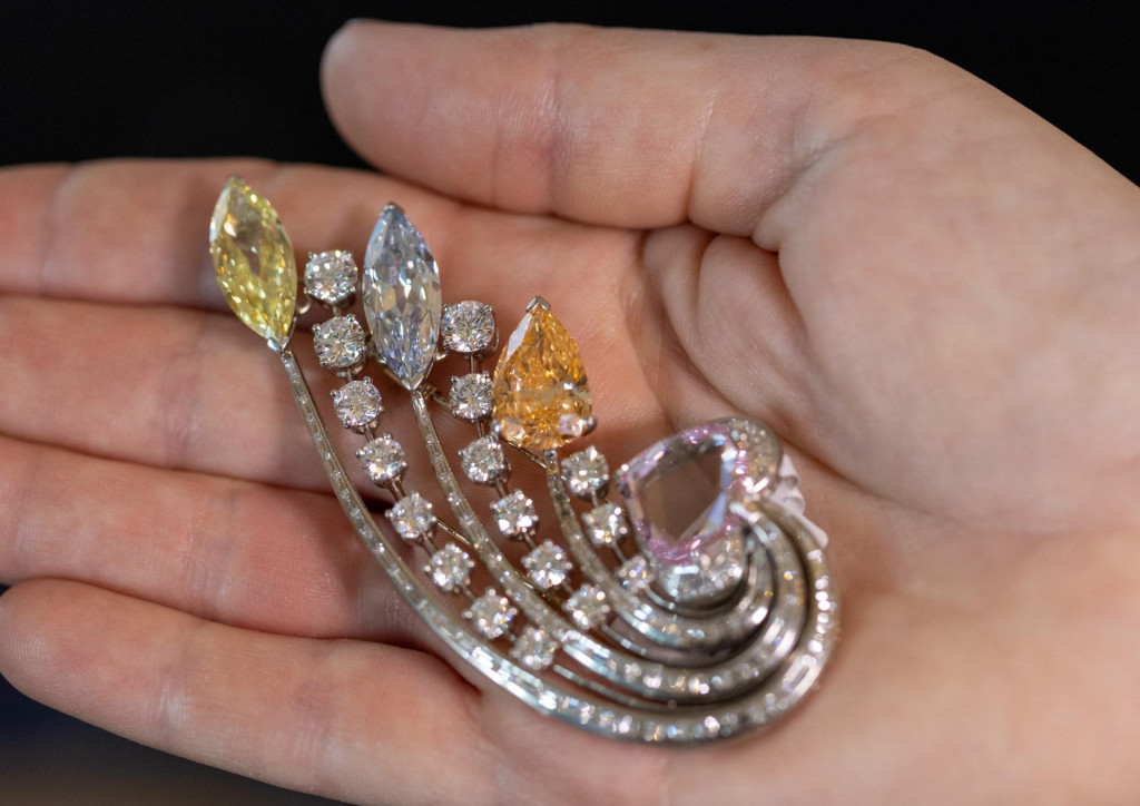 Brošňa Comet od Bulgari počas ukážky 700-dielnej zbierky šperkov zosnulej rakúskej miliardárky Heidi Horten v Christie‘s pred aukciou v Ženeve vo Švajčiarsku. FOTO: Reuters