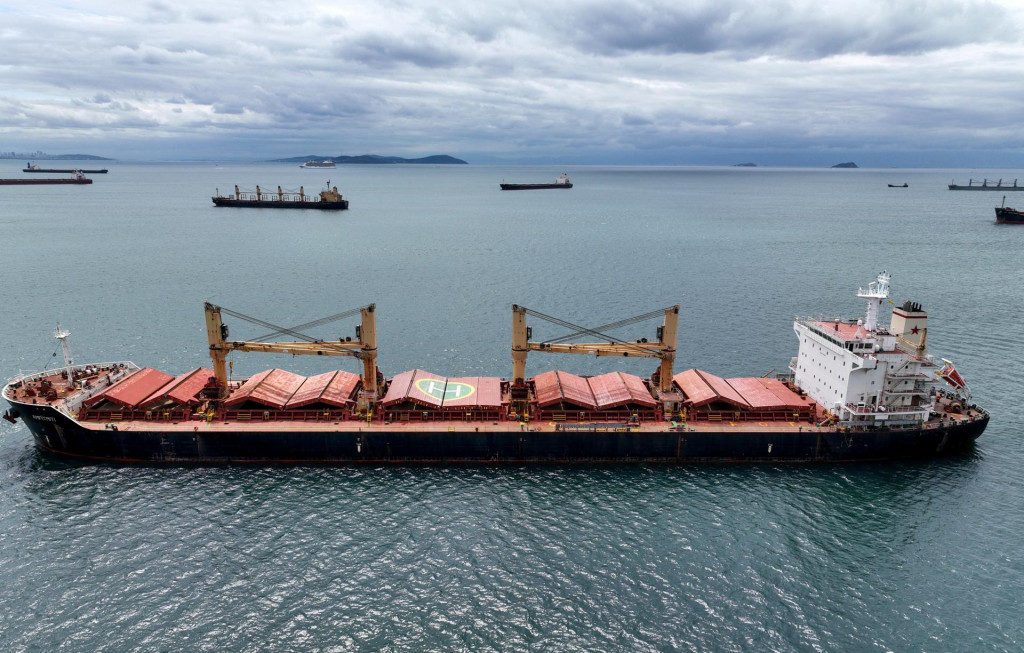 Amfitriti, nákladná loď, ktorá je súčasťou čiernomorskej dohody o obilí, a ďalšie komerčné plavidlá čakajú, kým preplávajú Bosporský prieliv pri brehoch Yenikapi v Istanbule. FOTO: Reuters