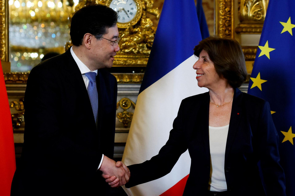 Francúzska ministerka zahraničných vecí a európskych záležitostí Catherine Colonna a čínsky minister zahraničných vecí Qin Gang si podávajú ruky pri stretnutí na Quai d‘Orsay v Paríži. FOTO: Reuters