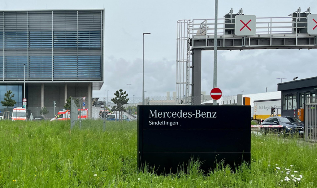 Sanitky sú zaparkované pred závodom Mercedes po zadržaní podozrivého po streľbe v závode Mercedes-Benz v Sindelfingene neďaleko Stuttgartu v Nemecku. FOTO: Reuters