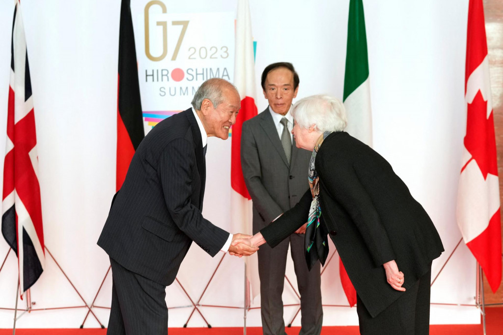Japonský minister financií Shunichi Suzuki a ministerka financií USA Janet Yellen pri jej príchode na uvítaciu recepciu na stretnutí ministrov financií a guvernérov centrálnych bánk G7 v Niigate v Japonsku. FOTO: Reuters