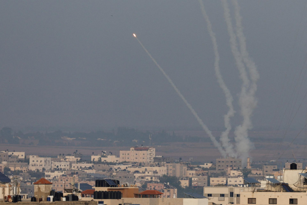 Rakety sú odpaľované z Gazy do Izraela. FOTO: Reuters