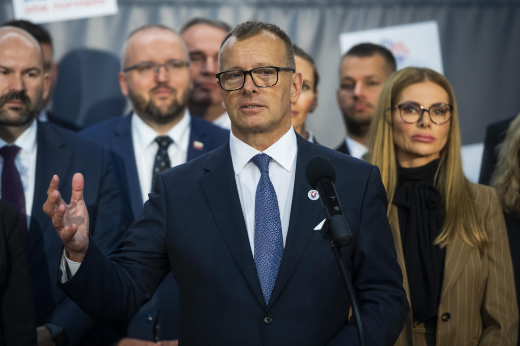 Uprostred predseda hnutia Sme rodina Boris Koll&aacute;r počas tlačovej konferencie po sneme hnutia. FOTO TASR/Jaroslav Nov&aacute;k