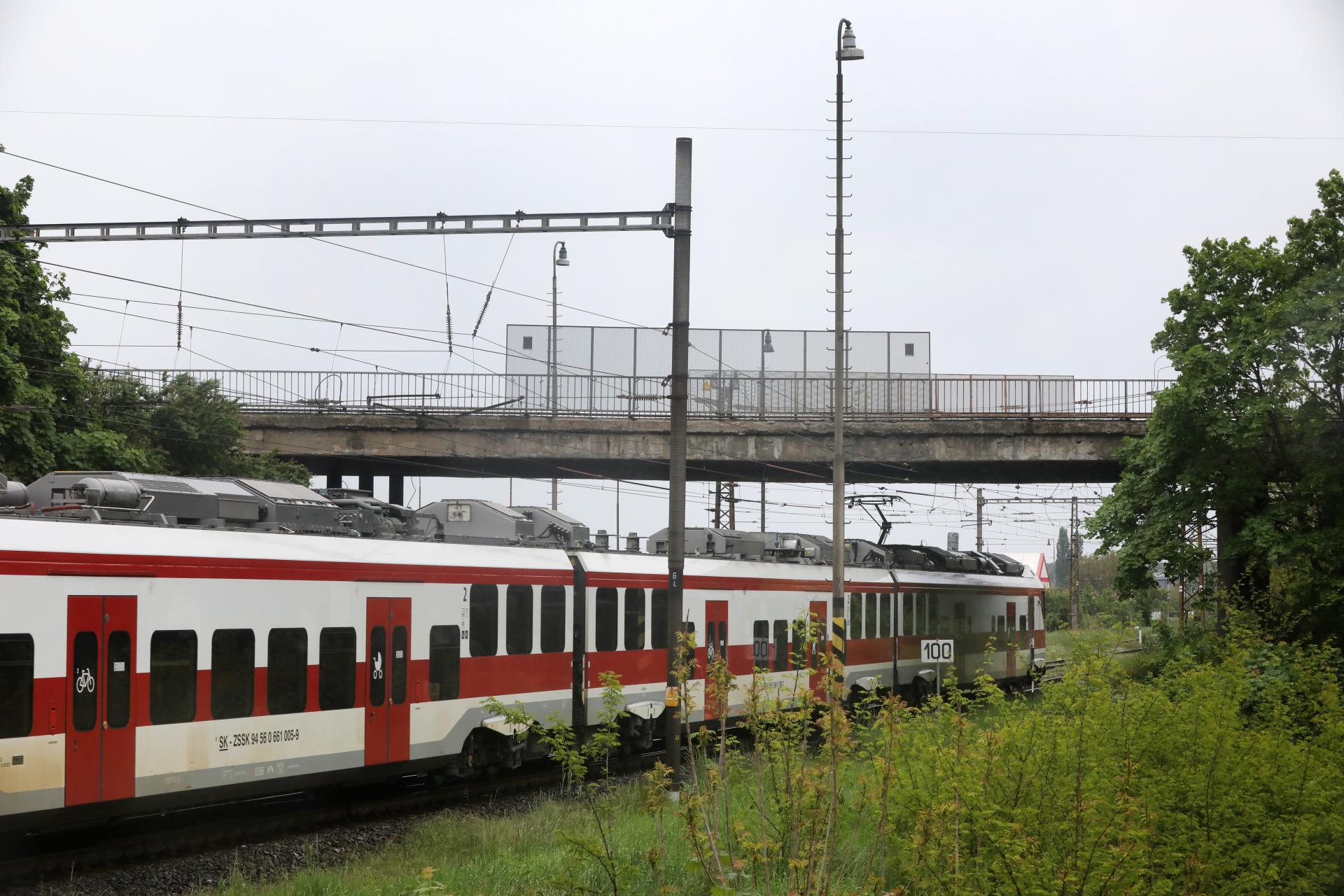 Pre havarijný stav mosta v Seredi zastavili aj železničnú dopravu