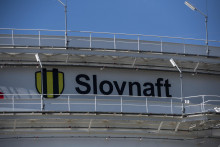 Logo na nádrži na ropu v rafinérii Slovnaft v Bratislave. FOTO: TASR/Jaroslav Novák