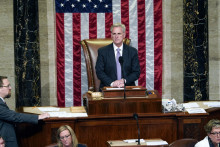 Predseda Snemovne reprezentantov Kevin McCarthy stojí v rokovacej sále Snemovne reprezentantov. FOTO: TASR/AP