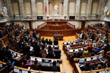 Poslanci, ktorí debatujú o uzákonení eutanázie v parlamente v Lisabone. FOTO: TASR/Lusa