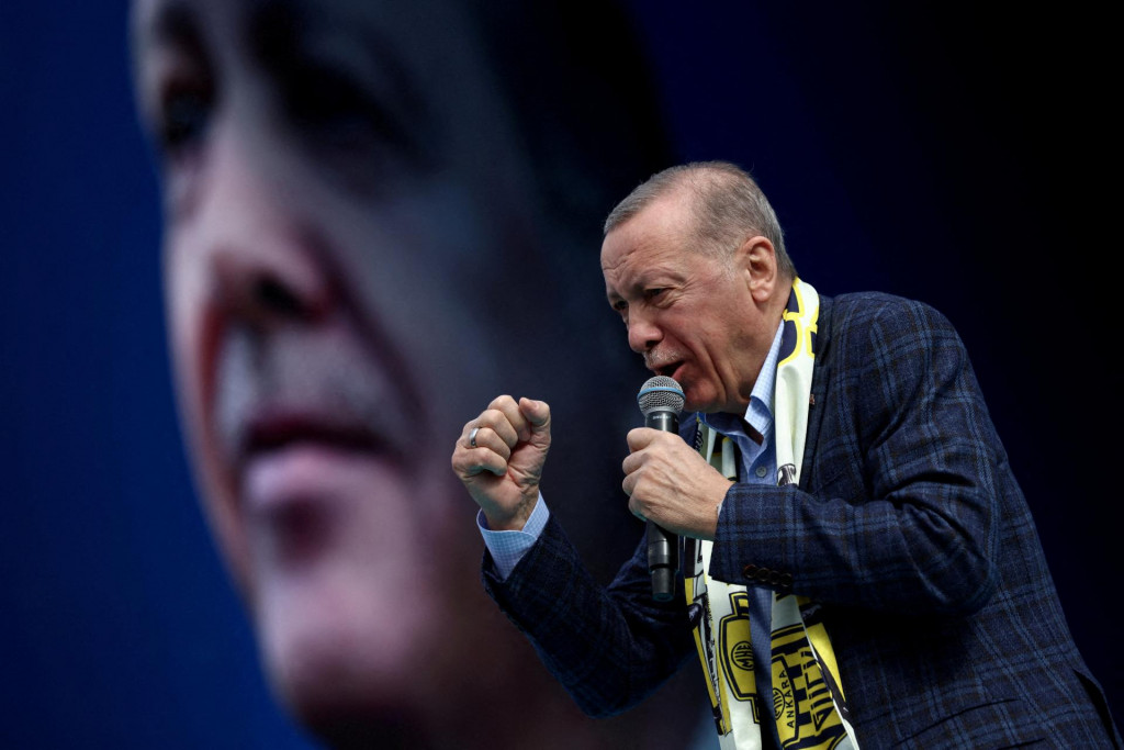 Tureckého prezidenta Recepa Tayyipa Erdogana môžu o volebné víťazstvo ho môžu pripraviť ekonomické problémy. FOTO: Reuters