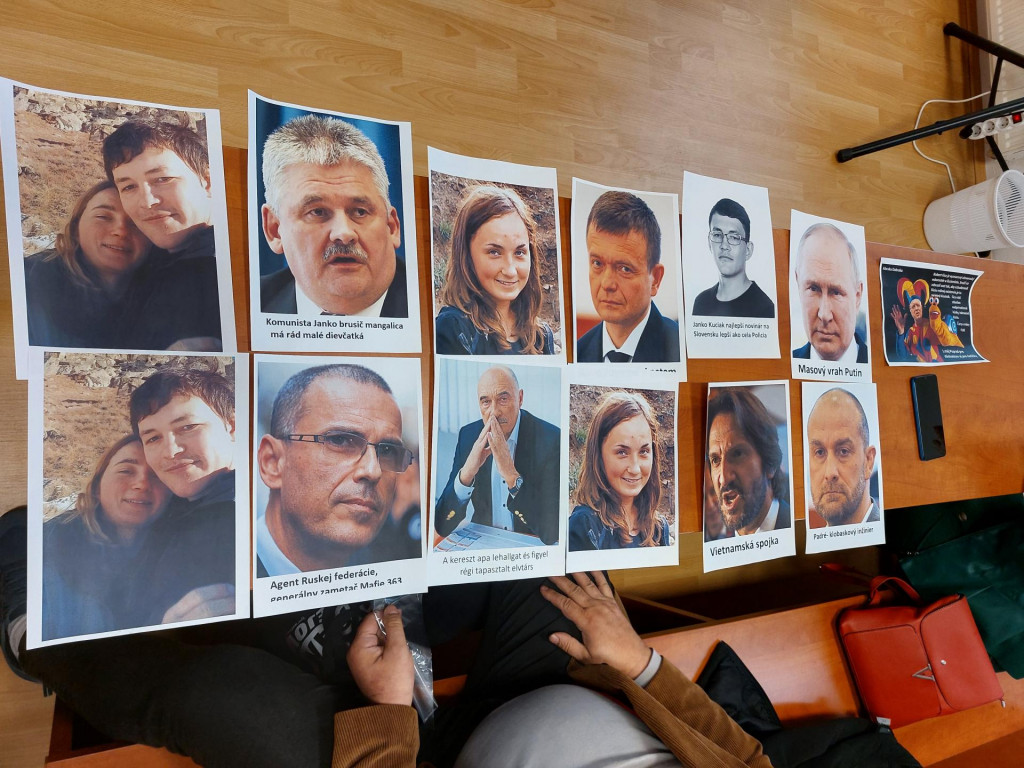 Fotografie, ktoré aktivista priniesol na pojednávanie v prípade Kuciak. FOTO: HN/Nina Janešíková