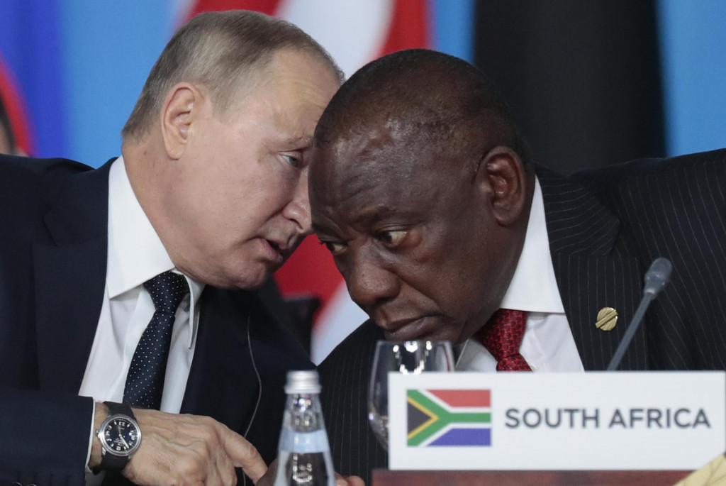 Ruský prezident Vladimir Putin (vľavo) a jeho juhoafrický kolega Cyril Ramaphosa diskutujú počas plenárneho zasadnutia na rusko-africkom summite v Soči. FOTO: TASR/AP